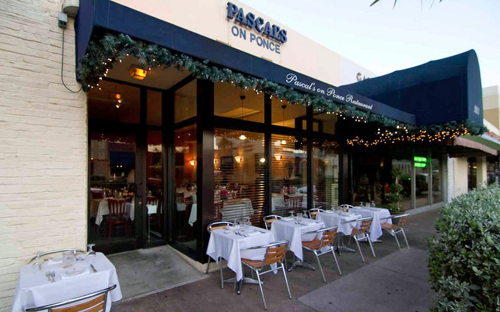 Outdoor seating at French restaurant Pascal's on Ponce